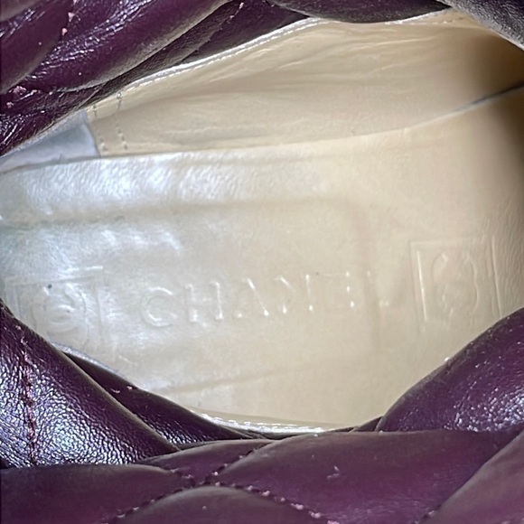 CHANEL BOOTS Black Leather Moto Engineer Italy Interlocking C Burgundy Zip 39.5 - Picture 12 of 16